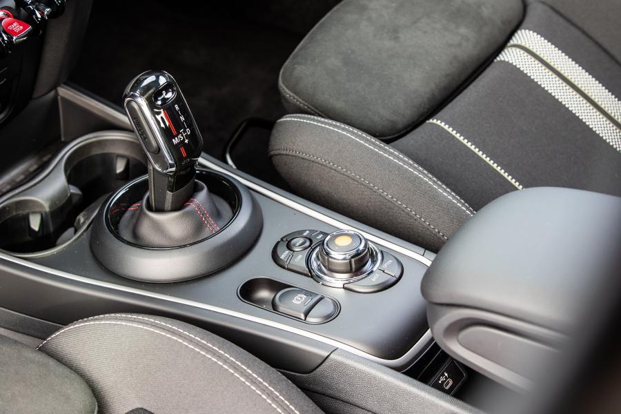 Детали интерьера Mini John Cooper Works Countryman (F60) 2017 года  (NA) (фото 16 из 40)